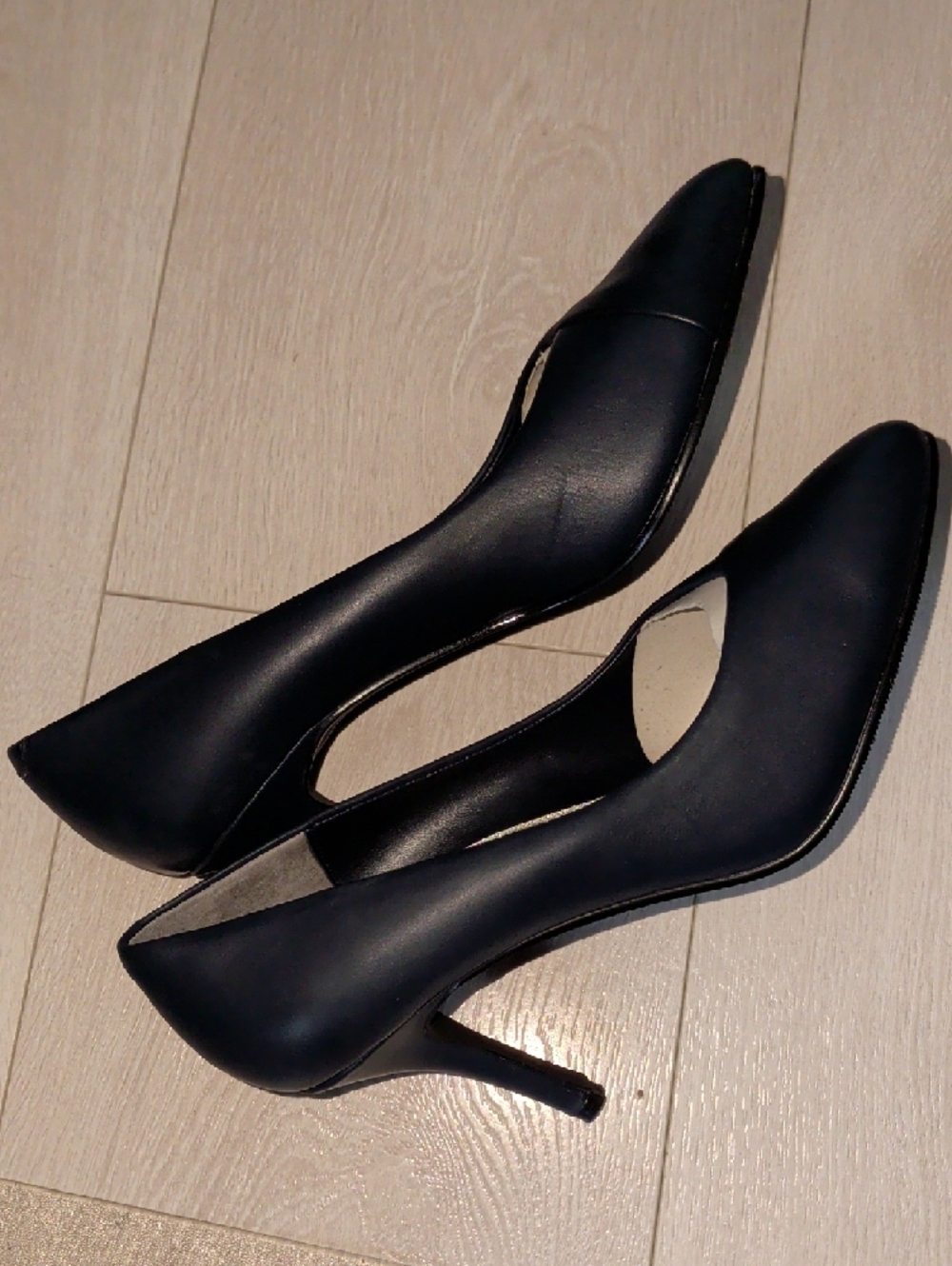 Classic Navy Pointed-Toe Women’s Pumps - Picture 7 of 9